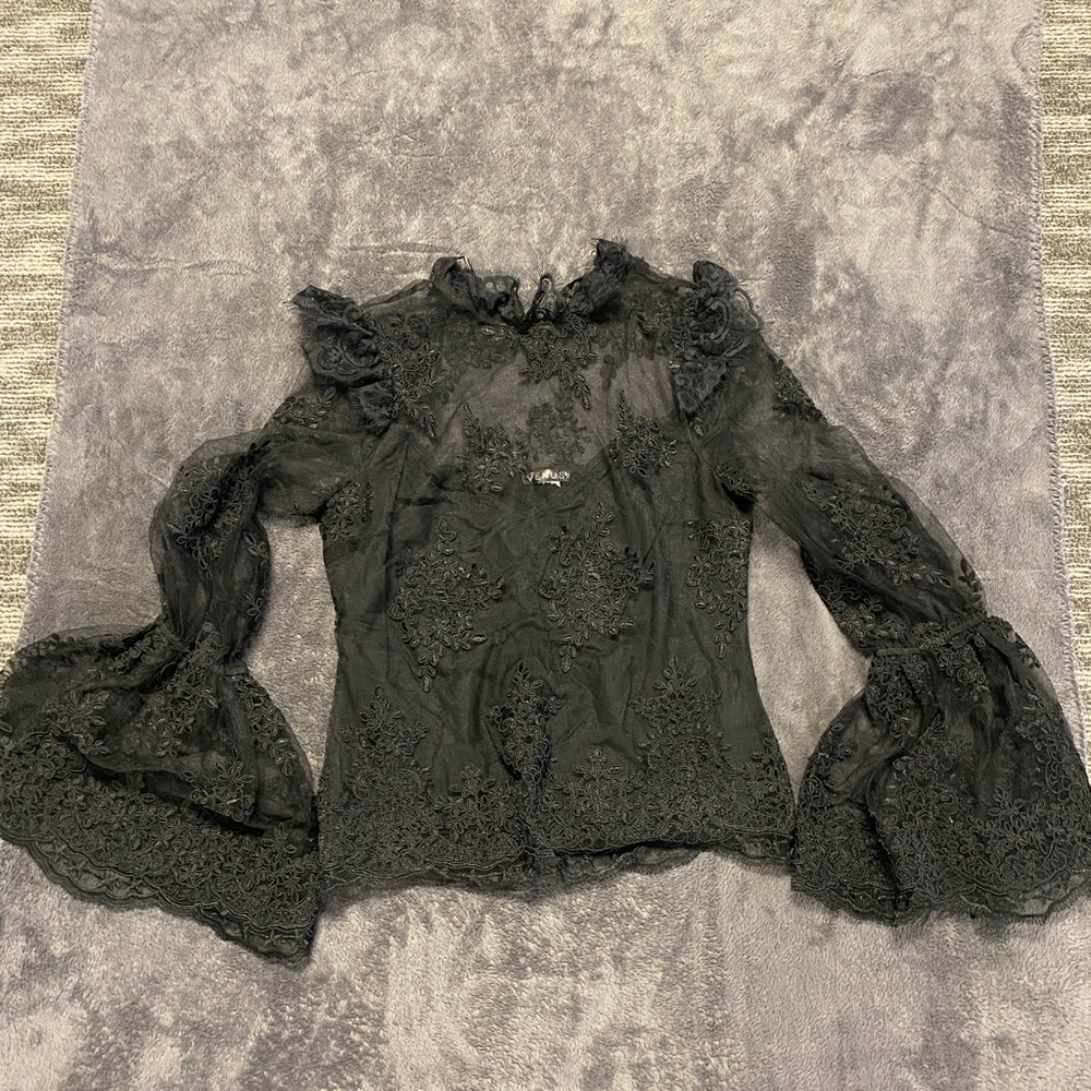 Black long sleeve lace Venus too in size S